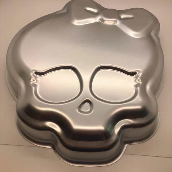 Monster High New Cake Pan, Icing Decorations, and Birthday Candle. - Picture 6 of 9